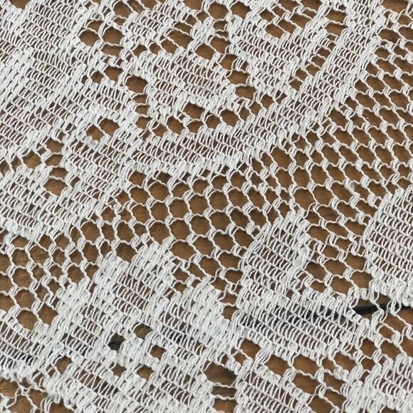 Vintage Lace Round Tablecloth 65" diameter - Picture 3 of 3